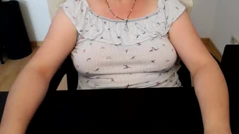 Snapshot of elly_petite chatting on 06/29/26, 11:43 Elly online show from 06/29/26, 11:43