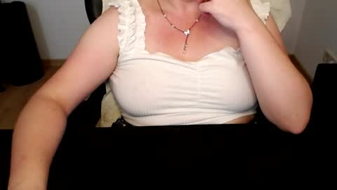 Snapshot of elly_petite chatting on 06/30/26, 06:53 Elly online show from 06/30/26, 06:53