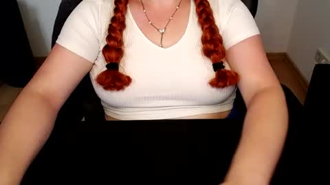 Snapshot of elly_petite chatting on 07/19/26, 06:06 Elly online show from 07/19/26, 06:06
