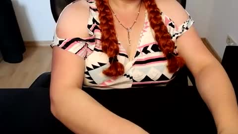 Snapshot of elly_petite chatting on 07/20/26, 11:23 Elly online show from 07/20/26, 11:23