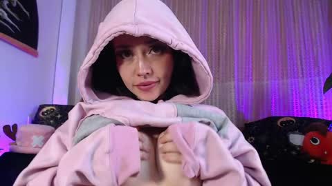 Snapshot of elly_uwuw chatting on 05/10/26, 01:33 Emy Castro online show from 05/10/26, 01:33