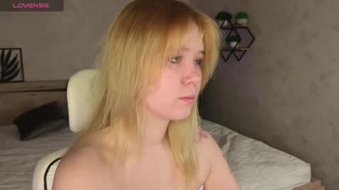 ellya_castro online show from 10/21/25, 12:55