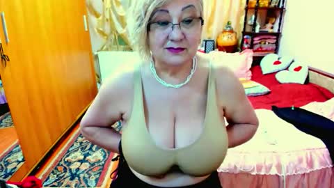 Snapshot of ellyhot53 chatting on 05/15/26, 01:07 ellyhot53 online show from 05/15/26, 01:07