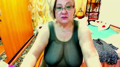 Snapshot of ellyhot53 chatting on 06/18/26, 03:05 ellyhot53 online show from 06/18/26, 03:05