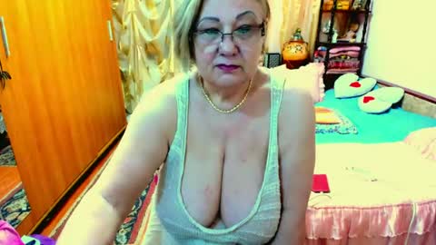 Snapshot of ellyhot53 chatting on 06/21/26, 03:58 ellyhot53 online show from 06/21/26, 03:58