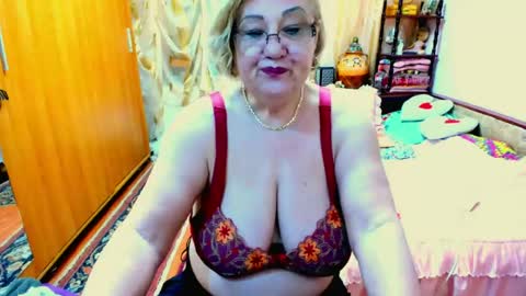 Snapshot of ellyhot53 chatting on 06/27/26, 10:26 ellyhot53 online show from 06/27/26, 10:26