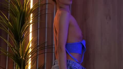 Elly online show from 04/21/26, 02:51