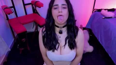 elowen_halley1 online show from 02/16/26, 07:43