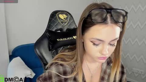 Snapshot of elsa_carterr chatting on 11/12/25, 01:11 elsa_carterr online show from 11/12/25, 01:11