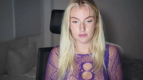 Elsa Thora online show from 11/30/25, 09:08