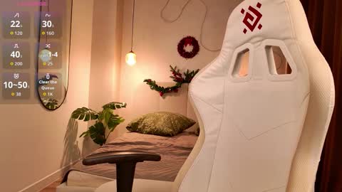 Snapshot of elvilune chatting on 12/16/25, 12:54 Erica online show from 12/16/25, 12:54