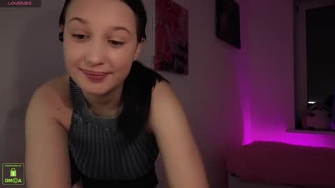 Snapshot of em1l1a chatting on 10/17/25, 08:11 Em1l1a online show from 10/17/25, 08:11