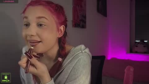 Snapshot of em1l1a chatting on 10/26/25, 07:20 Em1l1a online show from 10/26/25, 07:20