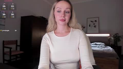 Snapshot of em_emilie chatting on 10/02/25, 03:30 Emilie online show from 10/02/25, 03:30