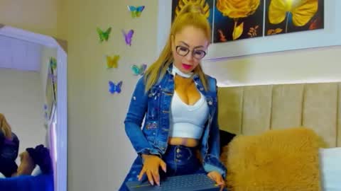 ema garcia  online show from 09/13/25, 10:59