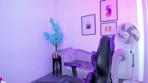 Ema louisx  online show from 01/19/25, 12:39