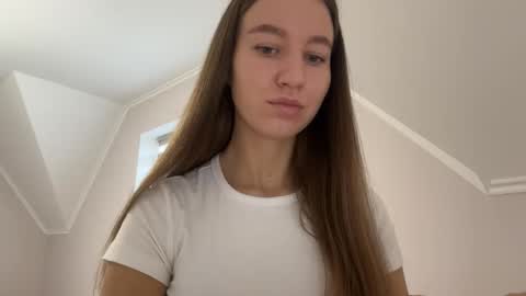 Snapshot of emberfamn chatting on 11/09/25, 12:25 Alina online show from 11/09/25, 12:25