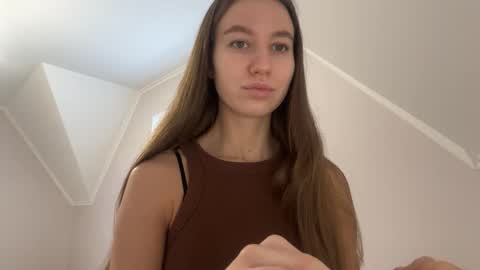 Snapshot of emberfamn chatting on 11/18/25, 11:47 Alina online show from 11/18/25, 11:47