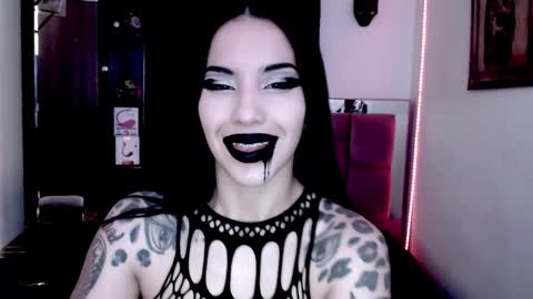 Snapshot of emearld_black chatting on 12/20/24, 10:27 Emerald Black online show from 12/20/24, 10:27