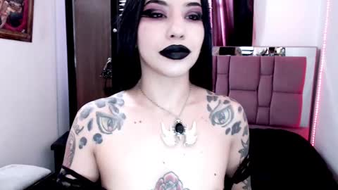 Snapshot of emearld_black chatting on 01/18/25, 12:57 Emerald Black online show from 01/18/25, 12:57