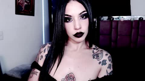 Snapshot of emearld_black chatting on 01/28/25, 11:17 Emerald Black online show from 01/28/25, 11:17