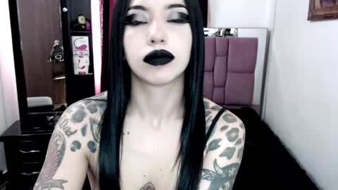 Snapshot of emearld_black chatting on 01/28/25, 02:21 Emerald Black online show from 01/28/25, 02:21
