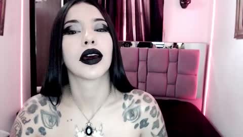 Snapshot of emearld_black chatting on 02/12/25, 12:01 Emerald Black online show from 02/12/25, 12:01
