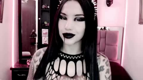 Snapshot of emearld_black chatting on 02/19/25, 10:45 Emerald Black online show from 02/19/25, 10:45