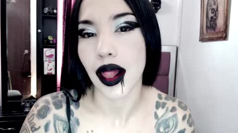 Snapshot of emearld_black chatting on 02/24/25, 12:48 Emerald Black online show from 02/24/25, 12:48