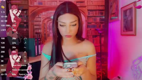 Snapshot of emeli_roushot chatting on 05/26/26, 11:17 Emeli online show from 05/26/26, 11:17