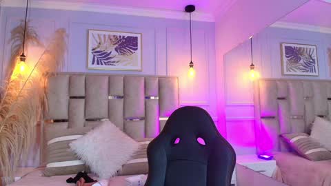 Snapshot of emelie_ch_ chatting on 01/10/25, 10:28 Emily  online show from 01/10/25, 10:28