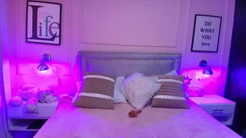 Snapshot of emelie_ch_ chatting on 01/12/25, 11:28 Emily  online show from 01/12/25, 11:28