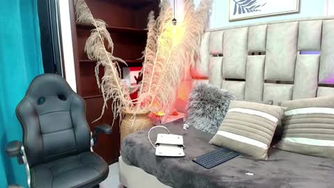 Snapshot of emelie_ch_ chatting on 01/20/25, 09:53 Emily  online show from 01/20/25, 09:53