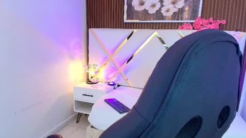 Snapshot of emelie_ch_ chatting on 06/21/26, 04:15 Emily online show from 06/21/26, 04:15
