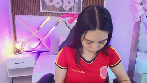Snapshot of emelie_ch_ chatting on 07/04/26, 12:17 Emily online show from 07/04/26, 12:17