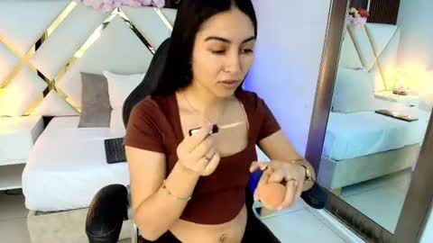 Snapshot of emelie_ch_ chatting on 08/04/26, 05:21 Emily online show from 08/04/26, 05:21