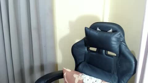 Snapshot of emelyn_fuckdoll chatting on 10/17/25, 04:53 Scarlett online show from 10/17/25, 04:53