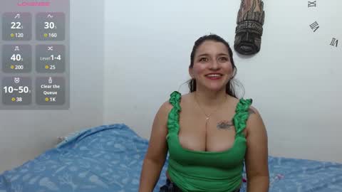 Snapshot of emelyross_ chatting on 01/01/25, 06:15 emely ross online show from 01/01/25, 06:15