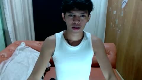 Snapshot of emerald_cummer chatting on 11/19/25, 01:22 emerald_cummer online show from 11/19/25, 01:22