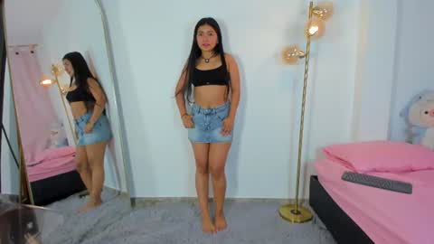 Snapshot of emi_latingirl chatting on 06/25/26, 10:42 EMILY online show from 06/25/26, 10:42