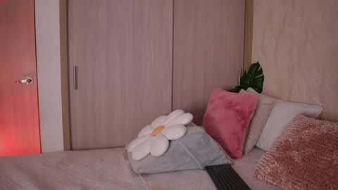 Snapshot of emiily_bell chatting on 05/15/26, 03:41 online show from 05/15/26, 03:41