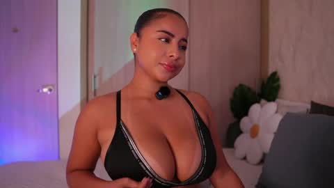 Snapshot of emiily_bell chatting on 05/20/26, 07:53 online show from 05/20/26, 07:53