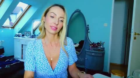 Snapshot of emilachat chatting on 01/21/25, 12:07 Emila online show from 01/21/25, 12:07