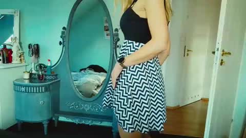 Snapshot of emilachat chatting on 02/12/25, 10:35 Emila online show from 02/12/25, 10:35