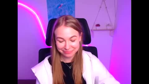 Emilia online show from 11/16/25, 12:33