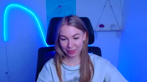 Emilia online show from 12/02/25, 07:03