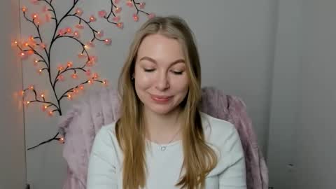 Emilia online show from 12/18/25, 06:41