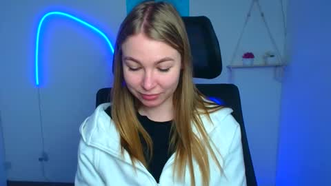 Snapshot of emilia_ilia chatting on 02/20/26, 12:27 Emilia online show from 02/20/26, 12:27