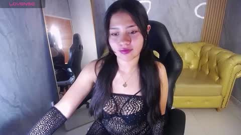 Snapshot of emilia_love_a chatting on 10/21/25, 03:29 Emilia online show from 10/21/25, 03:29