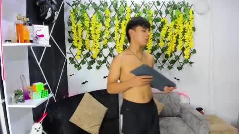 Snapshot of emilicollinss chatting on 12/04/24, 05:27 EMILI AND GIN online show from 12/04/24, 05:27